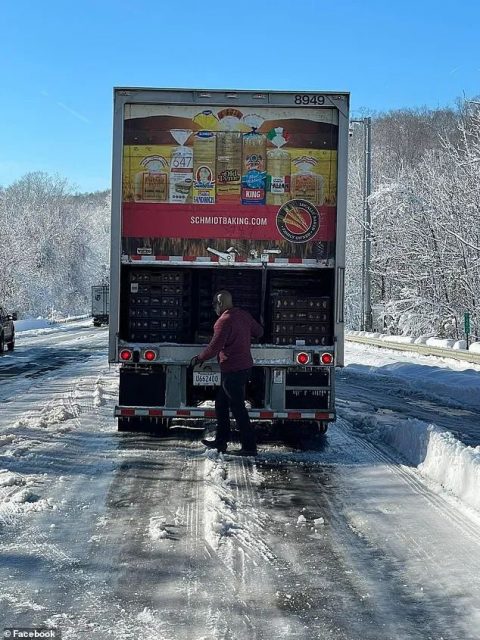 數百輛車被暴風雪困在路上，卡車司機：來！整車麵包大家隨便吃！