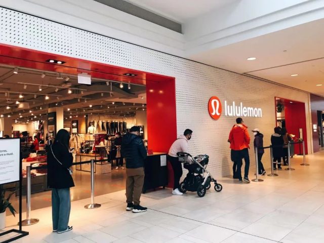 Lululemon塌房?! 