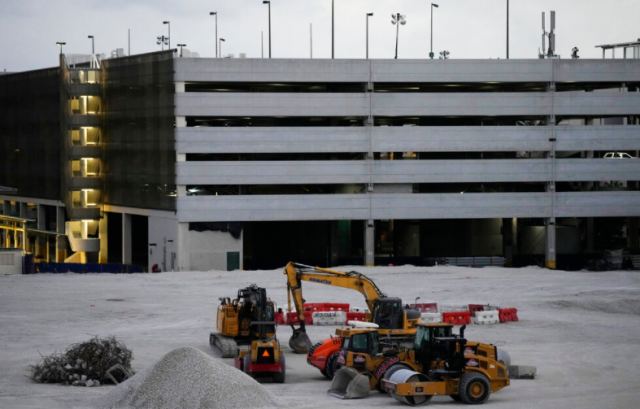 「簡直瘋了」,美多地用疫情補助金建酒店、棒球場……