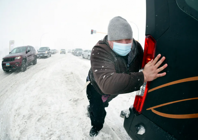 宛如末日! 史級暴風雪席捲北美 加拿大封路關校! 龍捲風屠城 23人被吹翻