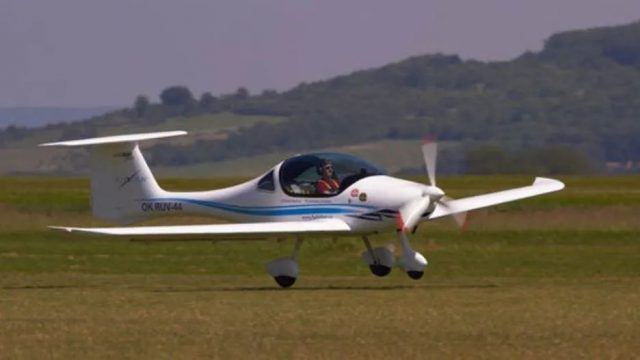 空難! 飛機墜毀城市爆炸 全機無人倖存! 殘骸如子彈迸射 火海狂燒 市民瘋狂逃竄！