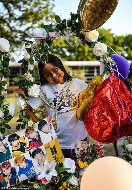 悲痛! 21人慘遭屠殺 11歲倖存女孩參加葬禮心臟驟停! 剛給好朋友放下一隻泰迪熊…