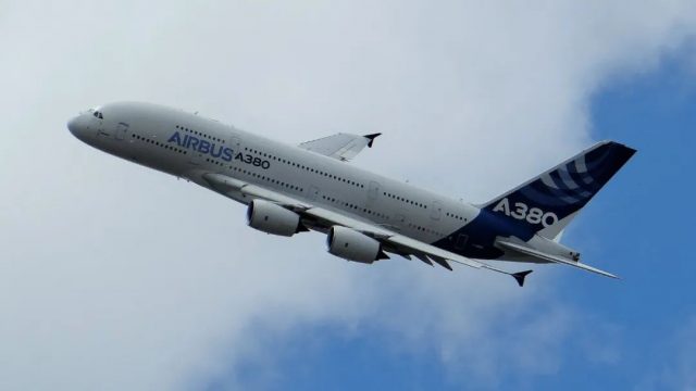 高空惊魂! 飞往美国的空客A380突然漏水 机舱变瀑布 空姐一声尖叫 乘客吓到半死！