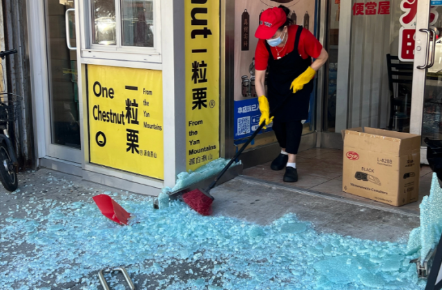 法拉盛华男露下体进中餐馆遭拒, 怀恨在心抡起锤子砸店...