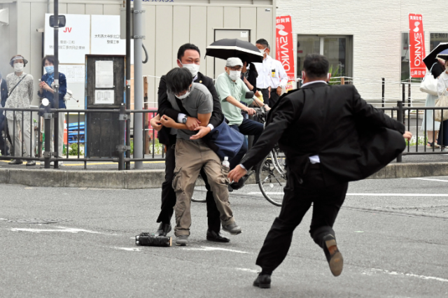 枪击安倍! 凶手大起底! 邻居曝他房间每晚都有怪音! 网友恐怖预言, 4小时后成真…