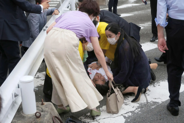 枪击安倍! 凶手大起底! 邻居曝他房间每晚都有怪音! 网友恐怖预言, 4小时后成真…