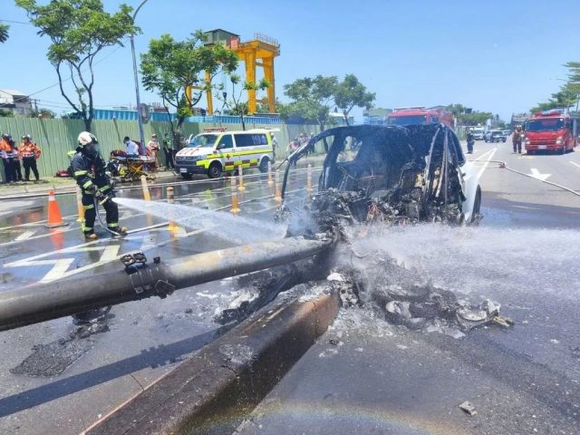 林志颖父子车祸! 特斯拉烧成废铁 脚卡住险被烧死! 浑身是血昏迷或毁容