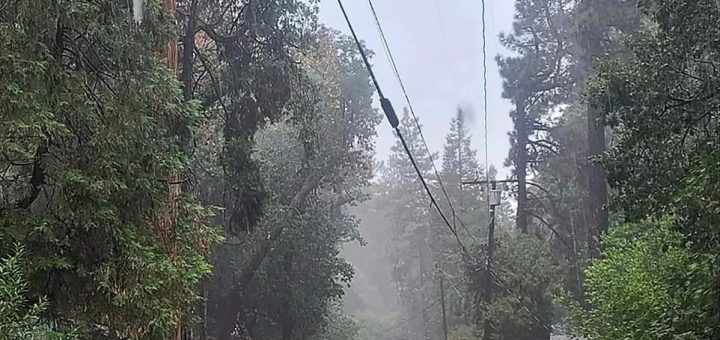 加州多地爆发泥石流，山上倾泻而下，房屋卷走，当地人纷纷逃命！