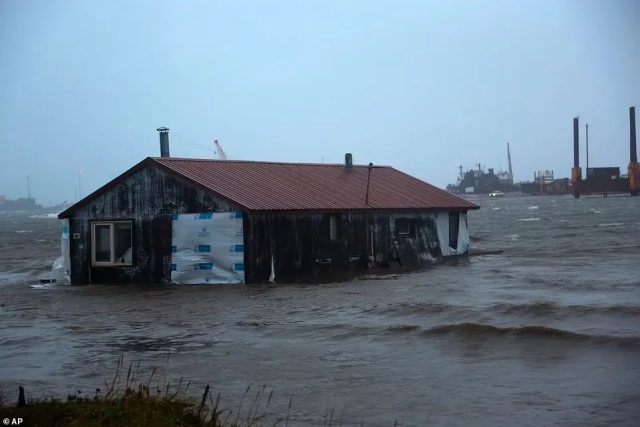 飓风全球肆虐! 拜登官宣紧急状态! 16米狂浪400万人撤离! 60人客车75米悬崖坠落