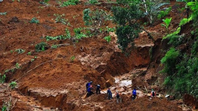 飓风全球肆虐! 拜登官宣紧急状态! 16米狂浪400万人撤离! 60人客车75米悬崖坠落