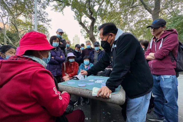 突袭，华人大爷大妈豪掷千金，露天赌场一夜“消失”