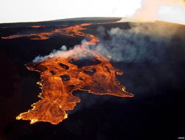 剛剛! 夏威夷火山瘋狂噴發 熔岩還在蔓延 十幾場地震連轟! 血色天空如末日 居民恐慌撤離！