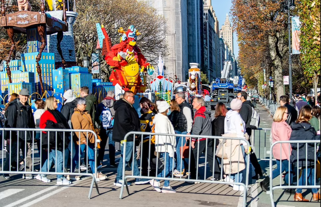 人山人海！300万人涌入现场，梅西感恩节大游行回归【多图】