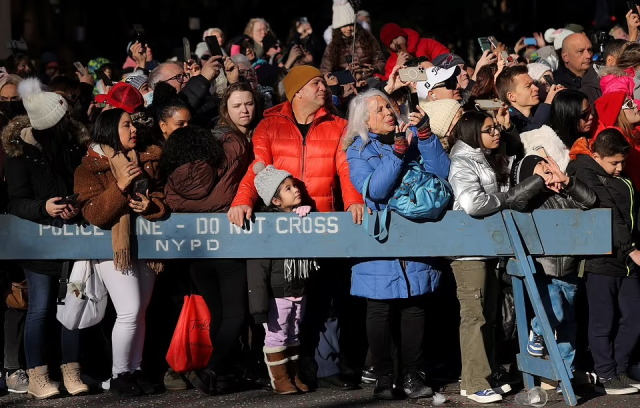 人山人海！300万人涌入现场，梅西感恩节大游行回归【多图】