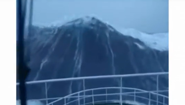 噩梦! 豪华游轮遇险5游客死伤! 流氓巨浪砸窗 玻璃碎片变子弹 一片混乱！