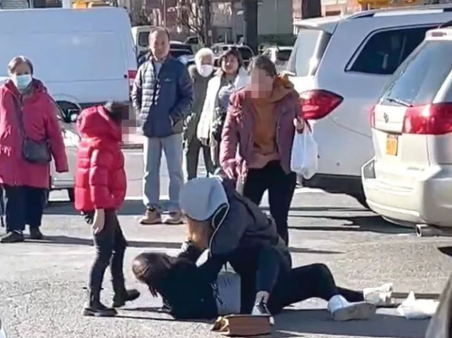 两华女为争车位大打出手,孩子都不管了,被警方带走 两华女为争车位大打出手,孩子都不管了,被警方带走