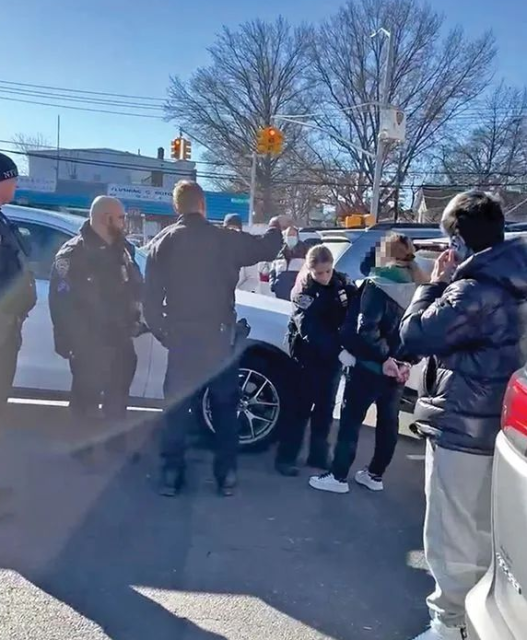 两华女为争车位大打出手,孩子都不管了,被警方带走 两华女为争车位大打出手,孩子都不管了,被警方带走