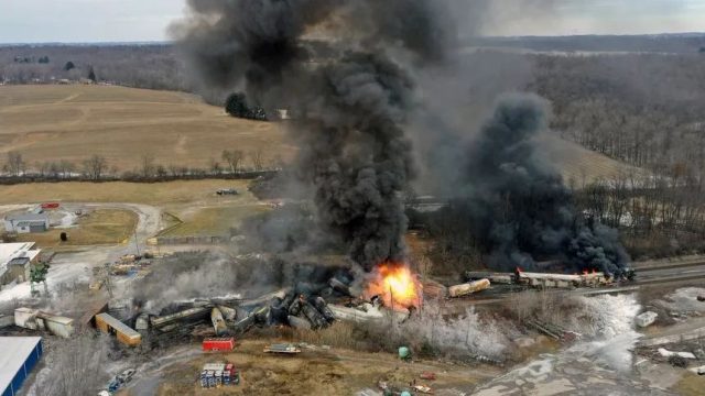 如同末日! 美國火車爆炸致癌物泄露 毒雲漫天 居民頭痛噁心 大量動物死亡!