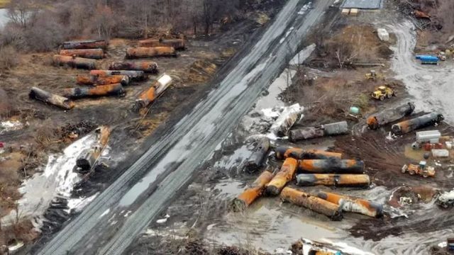 如同末日! 美國火車爆炸致癌物泄露 毒雲漫天 居民頭痛噁心 大量動物死亡!