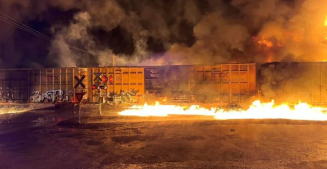 突發列車脫軌! 恐怖烈焰竄天! 傳載上百油罐沖向加油站 死傷不明! 所有人就地避難!