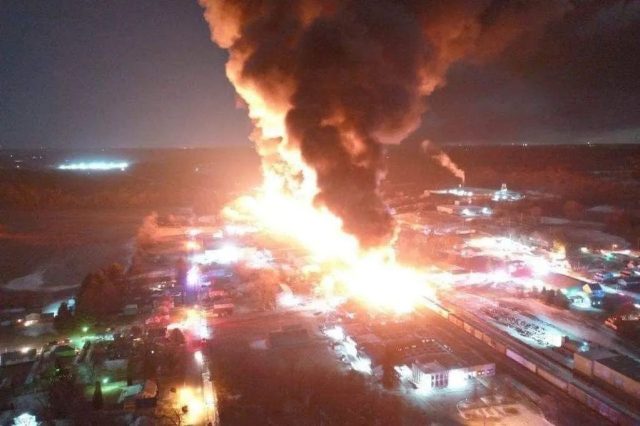 如同末日! 美國火車爆炸致癌物泄露 毒雲漫天 居民頭痛噁心 大量動物死亡!