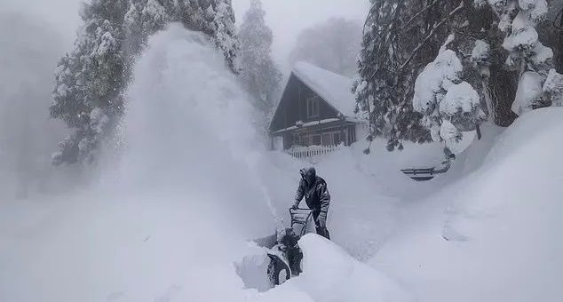 史诗级暴风雪+龙卷风! 影响美加超9千万人 加州2米积雪 紧急状态