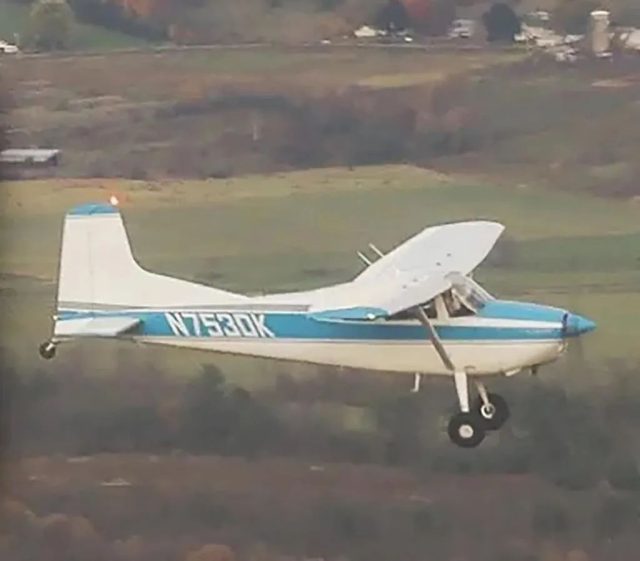 美國65歲大爺開飛機騷擾女子數年，在她家上空盤旋，還投擲番茄，簡直可怕...