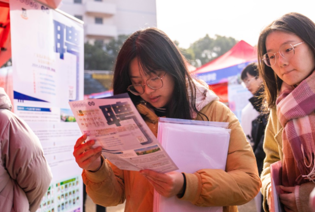 华人留学生回国失业 刚送外卖6天当街被捅死! 打工父母借钱凑百万供孩子