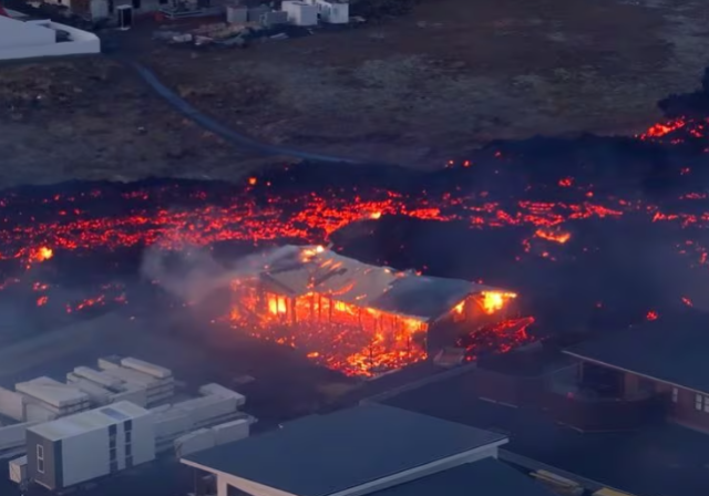 著名景点变鬼城！大地裂开 岩浆迸发 房屋被吞噬 爆发200多次地震