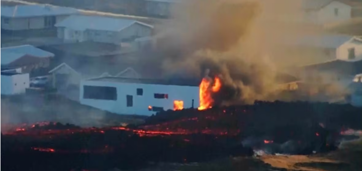 著名景點變鬼城！大地裂開 岩漿迸發 房屋被吞噬 爆發200多次地震