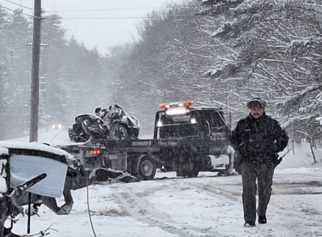 美國私家車暴雪中超車 下秒迎頭撞上鏟雪車 當場被劈兩半