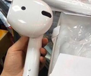 离谱！女子亚马逊买AirPods 拆开包裹傻眼：比头还大