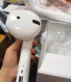 离谱！女子亚马逊买AirPods 拆开包裹傻眼：比头还大